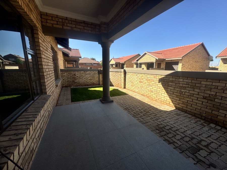 To Let 2 Bedroom Property for Rent in Flamwood North West